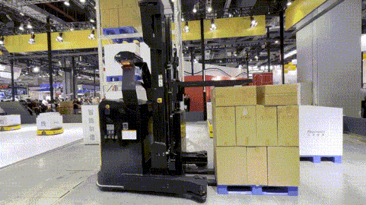 配備抱夾機(jī)構(gòu)的高位前移叉車AMR.gif